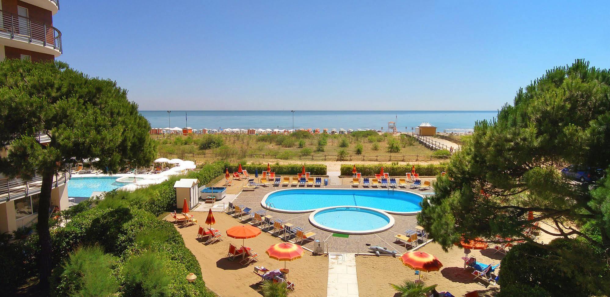 Hotel Bertha Fronte Mare ลิโดดิเยโซโล ภายนอก รูปภาพ